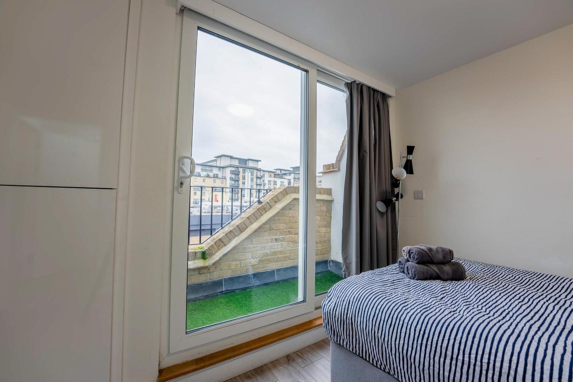 Appartement Home-like 1-br Flat In Victoria Londen